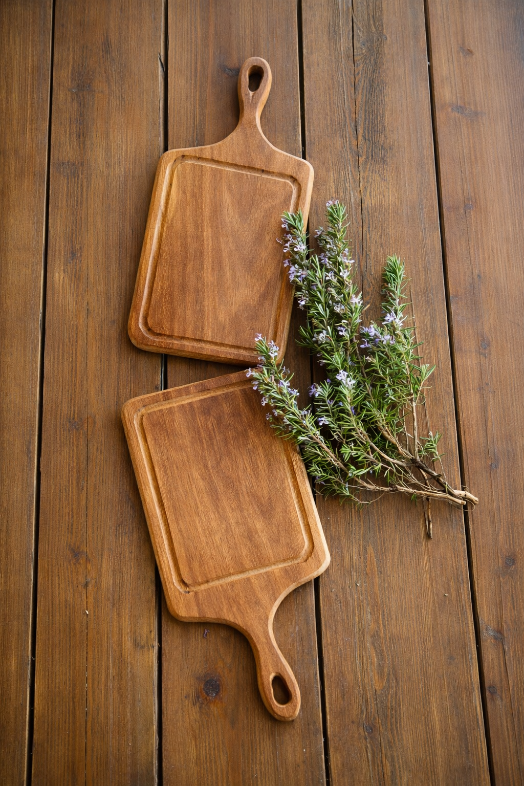 Dotación culinaria de tablas de madera premium serie Ancestral en restaurante de alta gama